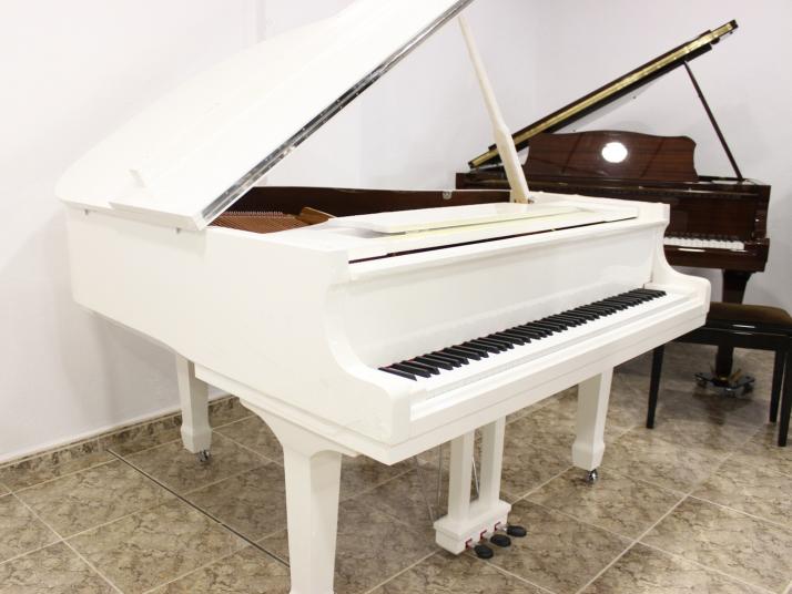 ALQUILER Piano Colin Blanco Marca Propia 160cm.